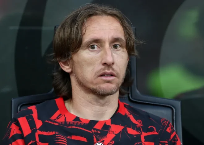 Luka Modric dikabarkan sedang mempertimbangkan untuk pensiun setelah Piala Dunia 2026 menyusul absennya AC Milan di Liga Champions.