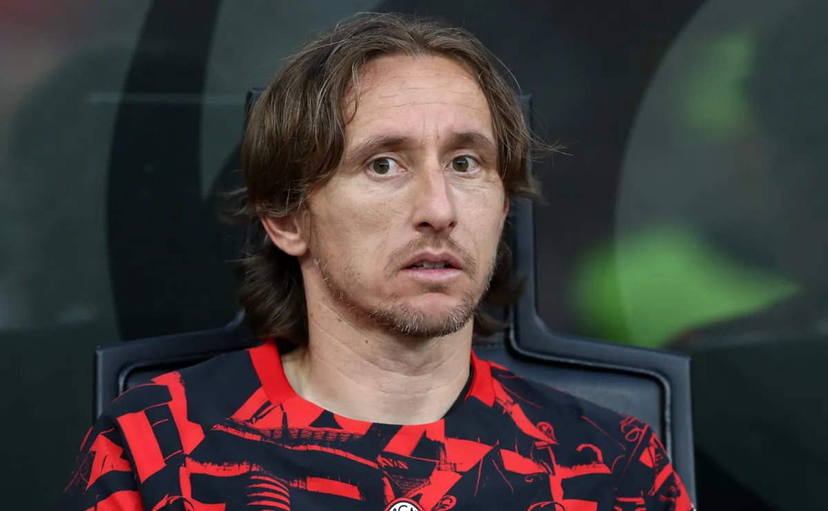 Luka Modric dikabarkan sedang mempertimbangkan untuk pensiun setelah Piala Dunia 2026 menyusul absennya AC Milan di Liga Champions.